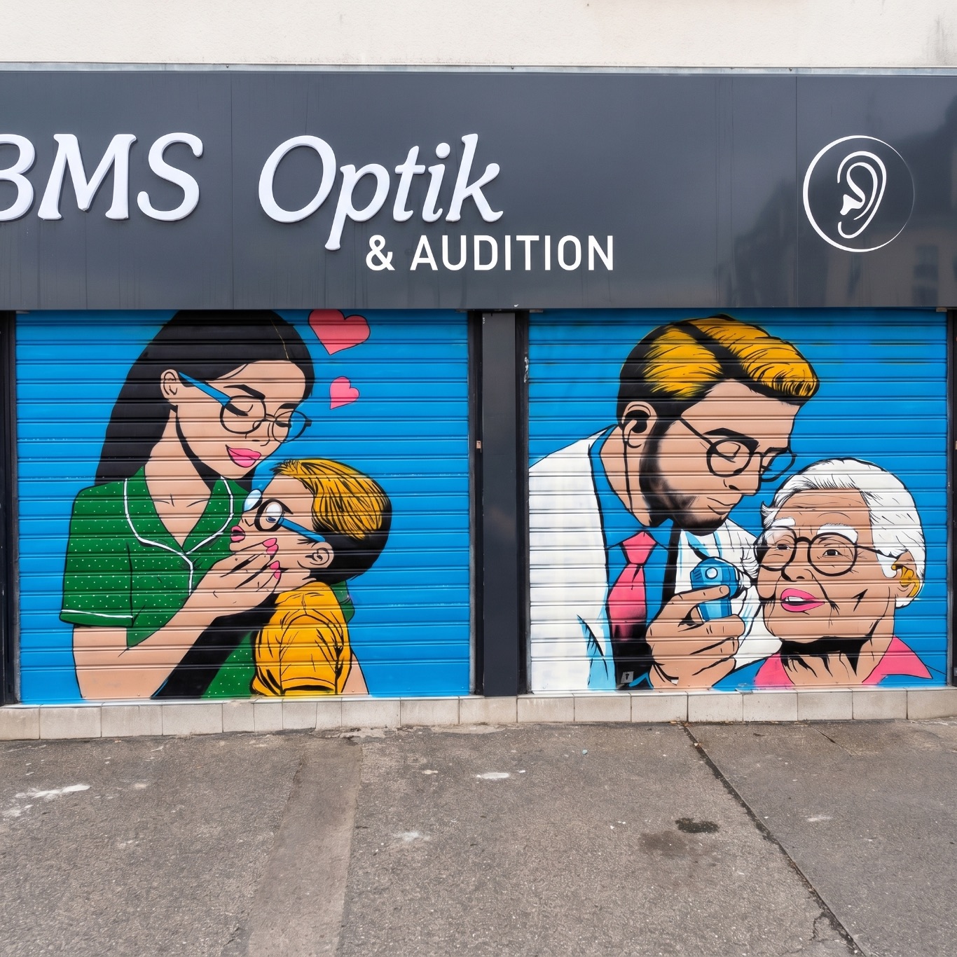 Rideaux metalliques peints d'un commerce d'optique et d'audition : une opticienne ajuste des lunettes a un enfant, un audioprothesiste presente un appareil auditif a une dame agee, aplats colores sur fond bleu
